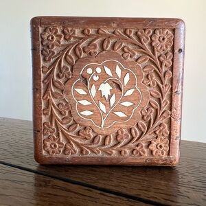 Vintage Hand Carved Floral Wooden Trinket/Jewelry Stash Box Green Velvet Interio